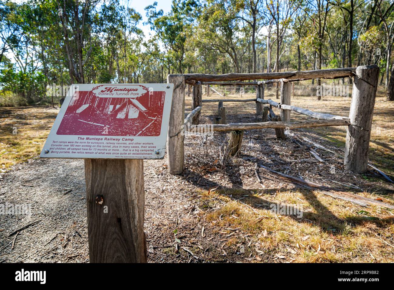 Targa informativa presso i resti del campo dei lavoratori nel tunnel ferroviario di Muntapa, Highgrove, regione di Toowoomba, Queensland Foto Stock