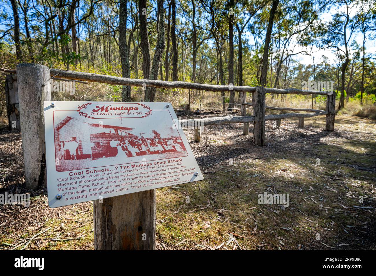 Cartello informativo presso i resti della vecchia scuola del campo dei lavoratori presso il tunnel ferroviario di Muntapa, patrimonio dell'umanità, Highgrove, regione di Toowoomba, Queensland Foto Stock