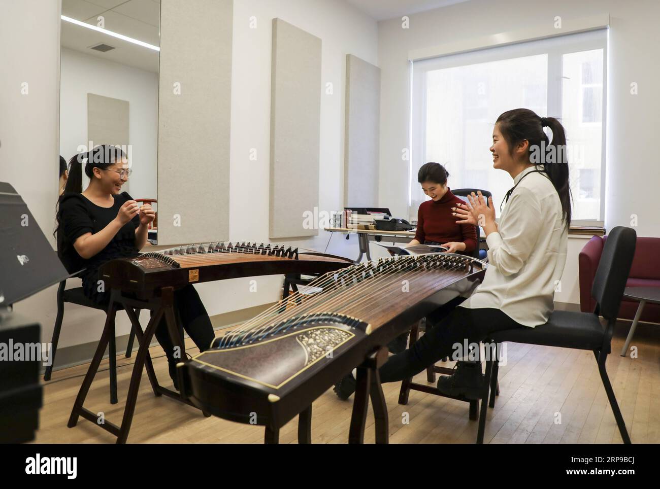 (190401) -- NEW YORK, 1 aprile 2019 -- Wang Yixin (1st L), studente del primo anno del programma di doppia laurea del Bard College Conservatory of Music (BCOM) e del suo U.S.-China Music Institute, in collaborazione con il Central Conservatory of Music (CCOM) di Pechino, frequenta una lezione al Bard College, ad Annandale-on-Hudson, New York, Stati Uniti, 12 marzo, 2019. TO GO WITH Feature: Pioneer programma di musica cinese apre nuove porte per i giovani americani futuri ) U.S.-NEW YORK-BARD COLLEGE-PROGRAMMA DI MUSICA CINESE ZouxGuangping PUBLICATIONxNOTxINxCHN Foto Stock