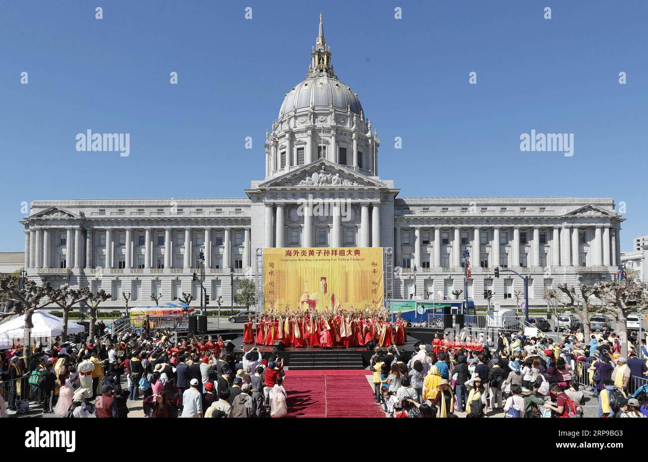 (190401) -- SAN FRANCISCO, 1 aprile 2019 (Xinhua) -- i ballerini si esibiscono durante la quarta cerimonia di culto d'oltremare per Yellow Emperor al Civic Center nel centro di San Francisco, Stati Uniti, 1 aprile 2019. Migliaia di cinesi d'oltremare tennero qui una grande cerimonia annuale di domenica per rendere omaggio all'Imperatore giallo, considerato uno degli antenati comuni per tutti i cinesi, nel tentativo di integrare meglio l'eredità cinese nella diversificata cultura americana. (Xinhua/Dong Xudong) U.S.-SAN FRANCISCO-CEREMINATION-YELLOW EMPEROR PUBLICATIONxNOTxINxCHN Foto Stock