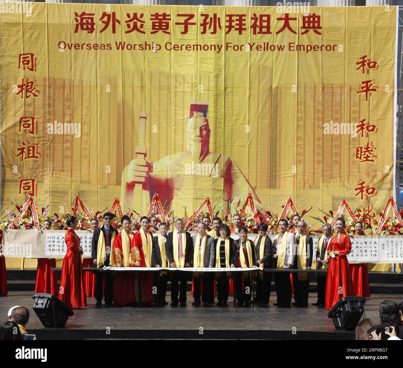 (190401) -- SAN FRANCISCO, 1 aprile 2019 (Xinhua) -- foto scattata il 1 aprile 2019 mostra la quarta cerimonia di culto d'oltremare per l'imperatore giallo al Civic Center nel centro di San Francisco, negli Stati Uniti. Migliaia di cinesi d'oltremare tennero qui una grande cerimonia annuale di domenica per rendere omaggio all'Imperatore giallo, considerato uno degli antenati comuni per tutti i cinesi, nel tentativo di integrare meglio l'eredità cinese nella diversificata cultura americana. (Xinhua/Dong Xudong) U.S.-SAN FRANCISCO-CEREMINATION-YELLOW EMPEROR PUBLICATIONxNOTxINxCHN Foto Stock