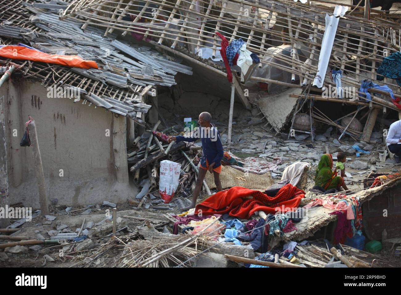 (190401) -- BARA, 1 aprile 2019 -- un uomo anziano esce dalla sua casa danneggiata colpita da una tempesta massiccia a Bhaluhi Bharwaliya, nel distretto di Bara in Nepal, 1 aprile 2019. Almeno 25 persone sono rimaste uccise e 400 altre ferite quando una tempesta ha devastato i villaggi in due distretti del Nepal domenica sera, ha confermato il primo ministro nepalese K.P. Sharma oli. ) NEPAL-BARA-TEMPESTA Sunilxsharma PUBLICATIONxNOTxINxCHN Foto Stock