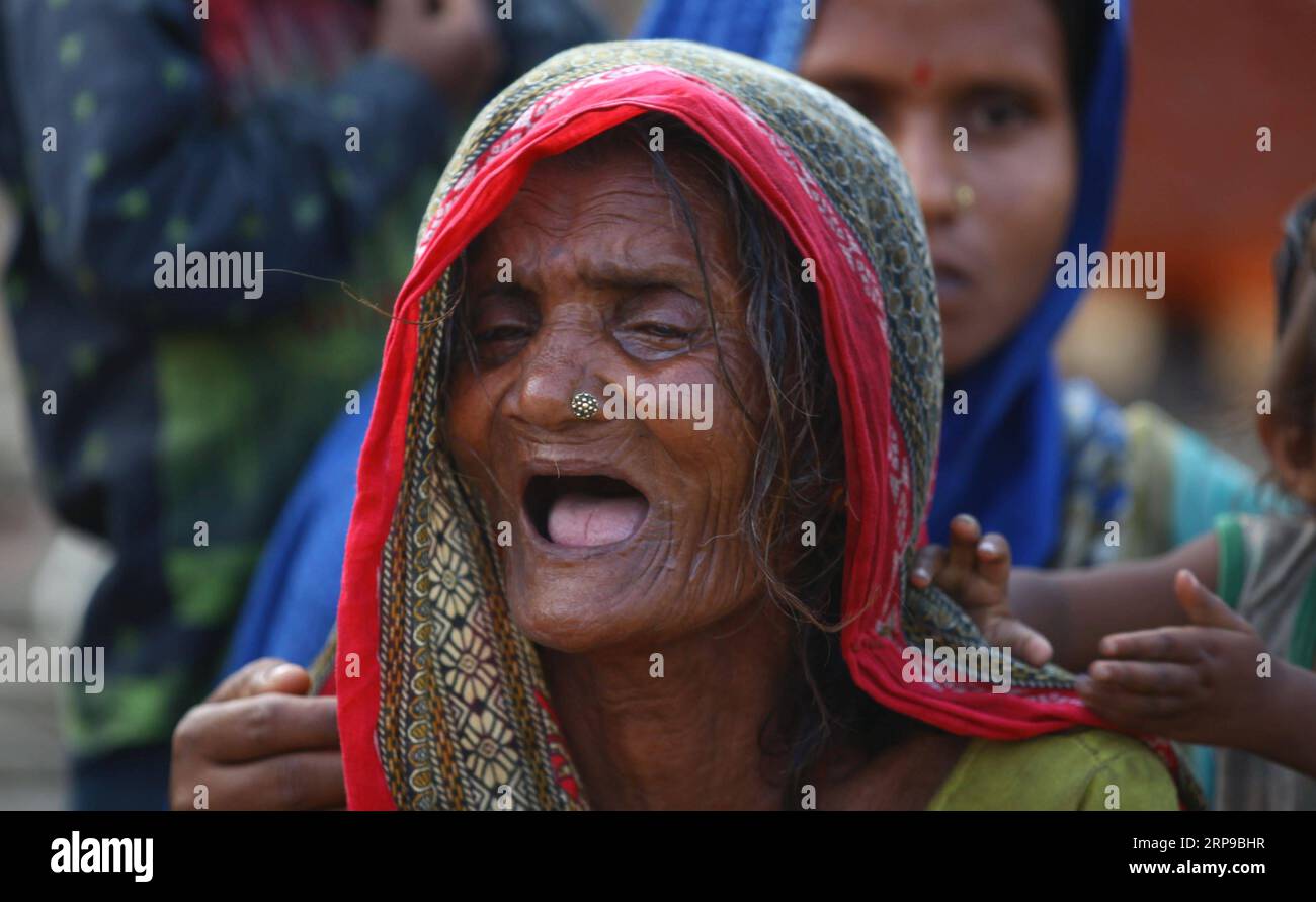 (190401) -- BARA, 1 aprile 2019 -- Una donna piange per il suo parente morto morto in una tempesta massiccia a Bhaluhi Bharwaliya nel distretto di Bara in Nepal, 1 aprile 2019. Almeno 25 persone sono rimaste uccise e 400 altre ferite quando una tempesta ha devastato i villaggi in due distretti del Nepal domenica sera, ha confermato il primo ministro nepalese K.P. Sharma oli. ) NEPAL-BARA-TEMPESTA Sunilxsharma PUBLICATIONxNOTxINxCHN Foto Stock