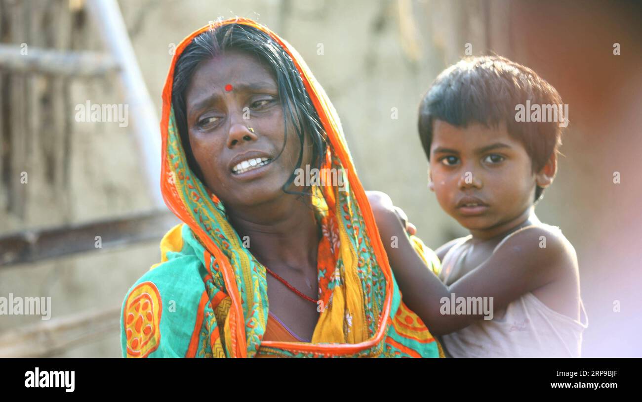(190401) -- BARA, 1 aprile 2019 -- Una donna piange per il suo parente morto morto in una tempesta massiccia a Bhaluhi Bharwaliya nel distretto di Bara in Nepal, 1 aprile 2019. Almeno 25 persone sono rimaste uccise e 400 altre ferite quando una tempesta ha devastato i villaggi in due distretti del Nepal domenica sera, ha confermato il primo ministro nepalese K.P. Sharma oli. ) NEPAL-BARA-TEMPESTA Sunilxsharma PUBLICATIONxNOTxINxCHN Foto Stock