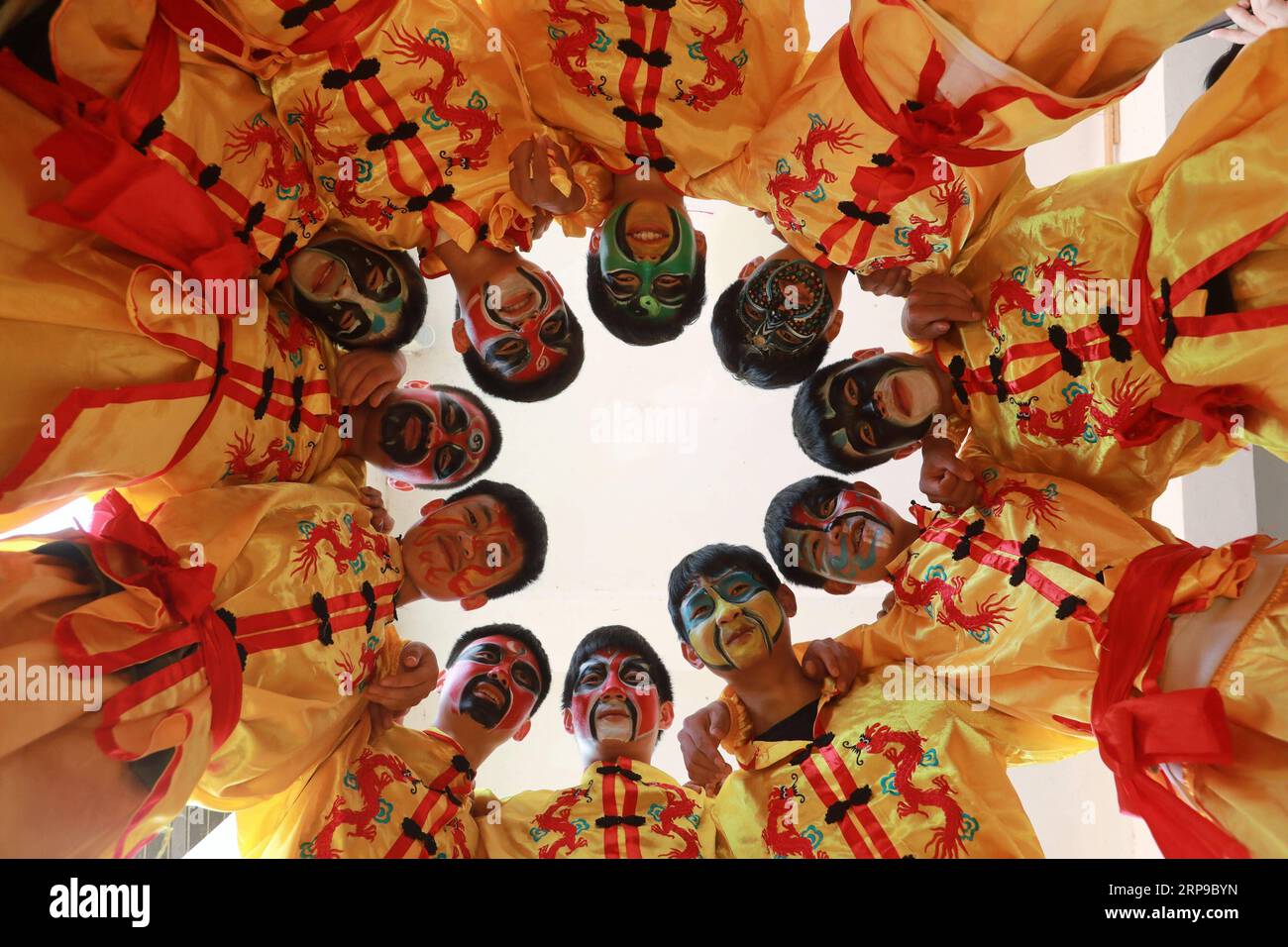 (190402) -- JINPING, 2 aprile 2019 (Xinhua) -- gli studenti della Longli Middle and Primary School posano per le foto nella contea di Jinping, nella provincia di Guizhou nella Cina sud-occidentale, il 20 marzo 2019. Classificata come patrimonio culturale immateriale della provincia di Guizhou nel 2005, la danza del drago di Longli ha una storia di oltre 600 anni. E' caratterizzata da un bel volto dipinto dei ballerini. Dal 2008, la danza del drago di Longli è stata introdotta nella scuola media e primaria di Longli, i cui studenti godono di due ore a settimana con maestri di danza del drago per imparare la creazione di costumi, le abilità di danza e le arti della pittura del viso Da Foto Stock