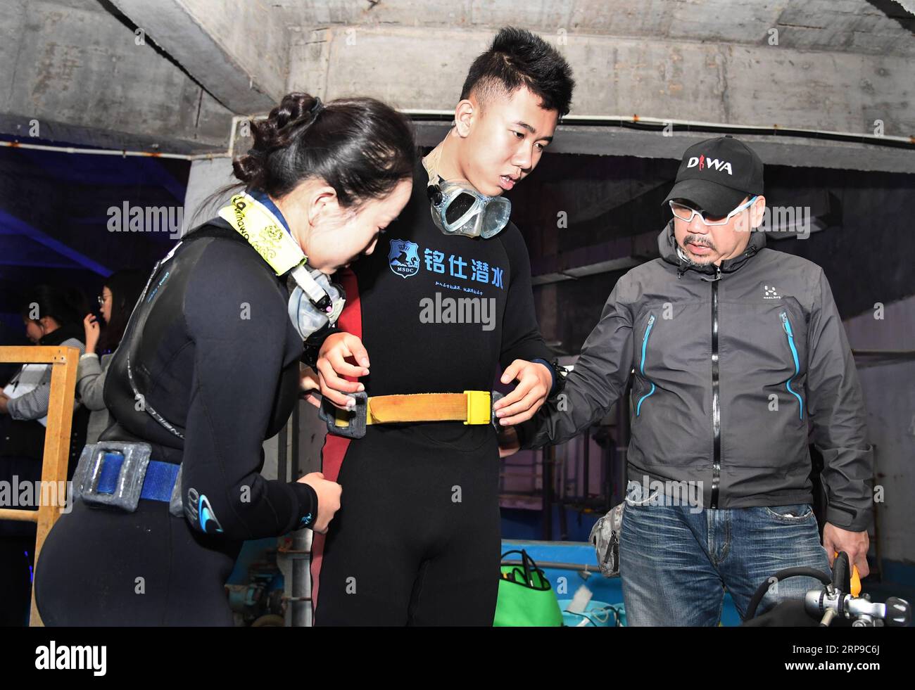 (190402) -- QINGDAO, 2 aprile 2019 (Xinhua) -- fondatore del DFH (Diving for Humanity) Chen Liangbao (1st R) guida il paziente autistico Zheng Senyou (C) ad immergersi a Qingdao, nella provincia dello Shandong della Cina orientale, il 1 aprile 2019. A Zheng Senyou, un adolescente di 16 anni, è stato diagnosticato autismo all'età di quattro anni. Da bambino autistico, soffre di socializzazione e disturbi linguistici. Poiché le cure mediche comuni hanno aiutato poco, Zheng e la sua famiglia hanno cercato opzioni e hanno conosciuto il DFH (Diving for Humanity), un'organizzazione non redditizia e il trattamento subacqueo. Dopo un periodo di nove mesi di trattamento, il suo Foto Stock