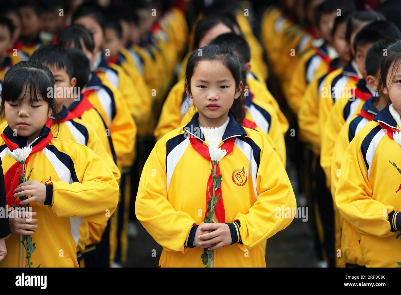 (190402) -- HENGYANG, 2 aprile 2019 (Xinhua) -- gli studenti partecipano a una cerimonia commemorativa per i martiri a Hengyang, nella provincia di Hunan della Cina centrale, 2 aprile 2019, prima del Qingming Festival, noto anche come Tomba-Sweeping Day, che cade il 5 aprile di quest'anno. (Xinhua/Luo Meng) CHINA-QINGMING-LUTTO (CN) PUBLICATIONxNOTxINxCHN Foto Stock