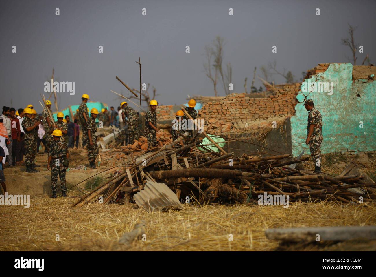 (190402) -- BARA, 2 aprile 2019 -- i soccorritori liberano i detriti delle case danneggiate da una tempesta massiccia nel villaggio di Purainiya, distretto di Bara in Nepal, 2 aprile 2019. Almeno 25 persone sono rimaste uccise e 400 altre ferite quando una tempesta ha devastato i villaggi in due distretti del Nepal domenica sera, ha confermato il primo ministro nepalese K.P. Sharma oli. ) NEPAL-STORM-AFTERMATH sunilxsharma PUBLICATIONxNOTxINxCHN Foto Stock