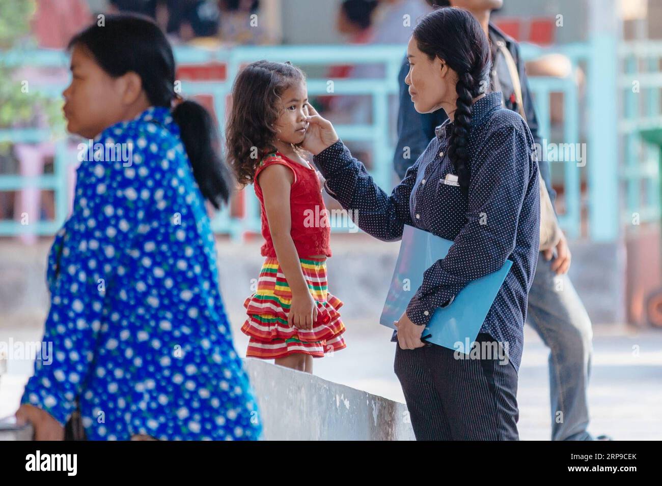 (190402) -- PHNOM PENH, 2 aprile 2019 (Xinhua) -- Sum Meyle (R) e sua figlia (C) aspettano i controlli medici prima di un'operazione di cataratta all'ospedale provinciale di Kampong Cham a Kampong Cham, Cambogia, 15 marzo 2019. Sum Meyle, 36 anni, è una madre single con cinque figli. Per contribuire a migliorare le loro condizioni finanziarie, due delle figlie di Meyle stanno ora lavorando nella capitale Phnom Penh, mentre due dei suoi figli vivono in una casa di cura per bambini. Meyle ora vive in una baraccopoli affittata con la figlia più giovane. Meyle aveva sofferto di cataratta dopo che il suo occhio sinistro era stato ferito. Sette mesi fa, Foto Stock