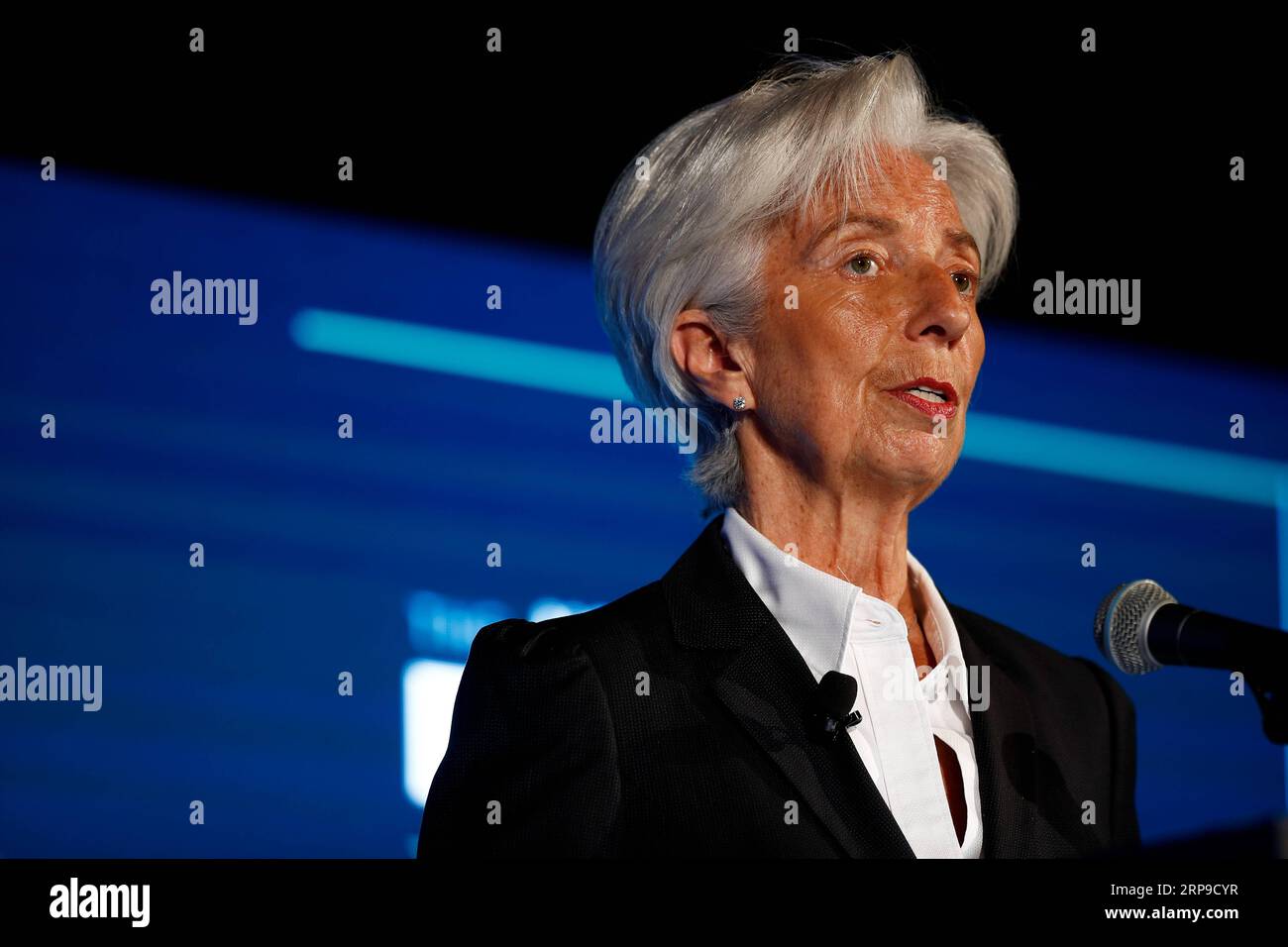 (190403) -- WASHINGTON D.C., 3 aprile 2019 (Xinhua) -- Amministratore delegato del Fondo monetario Internazionale (FMI) Christine Lagarde parla durante il 13 ° Annual Capital Markets Summit presso la sede della camera di commercio degli Stati Uniti a Washington D.C., negli Stati Uniti, 2 aprile 2019. Lagarde ha detto qui martedì che la sua istituzione prevede una decelerazione sincronizzata della crescita economica globale negli anni a venire. Ha anche affermato che l'imposizione di dazi all'importazione non eliminerà i deficit commerciali e causerà ferite potenzialmente autoinflitte. (Xinhua/Ting Shen) U.S.-WASHINGTON D.C.-FMI-GESTIONE DIRETTA Foto Stock