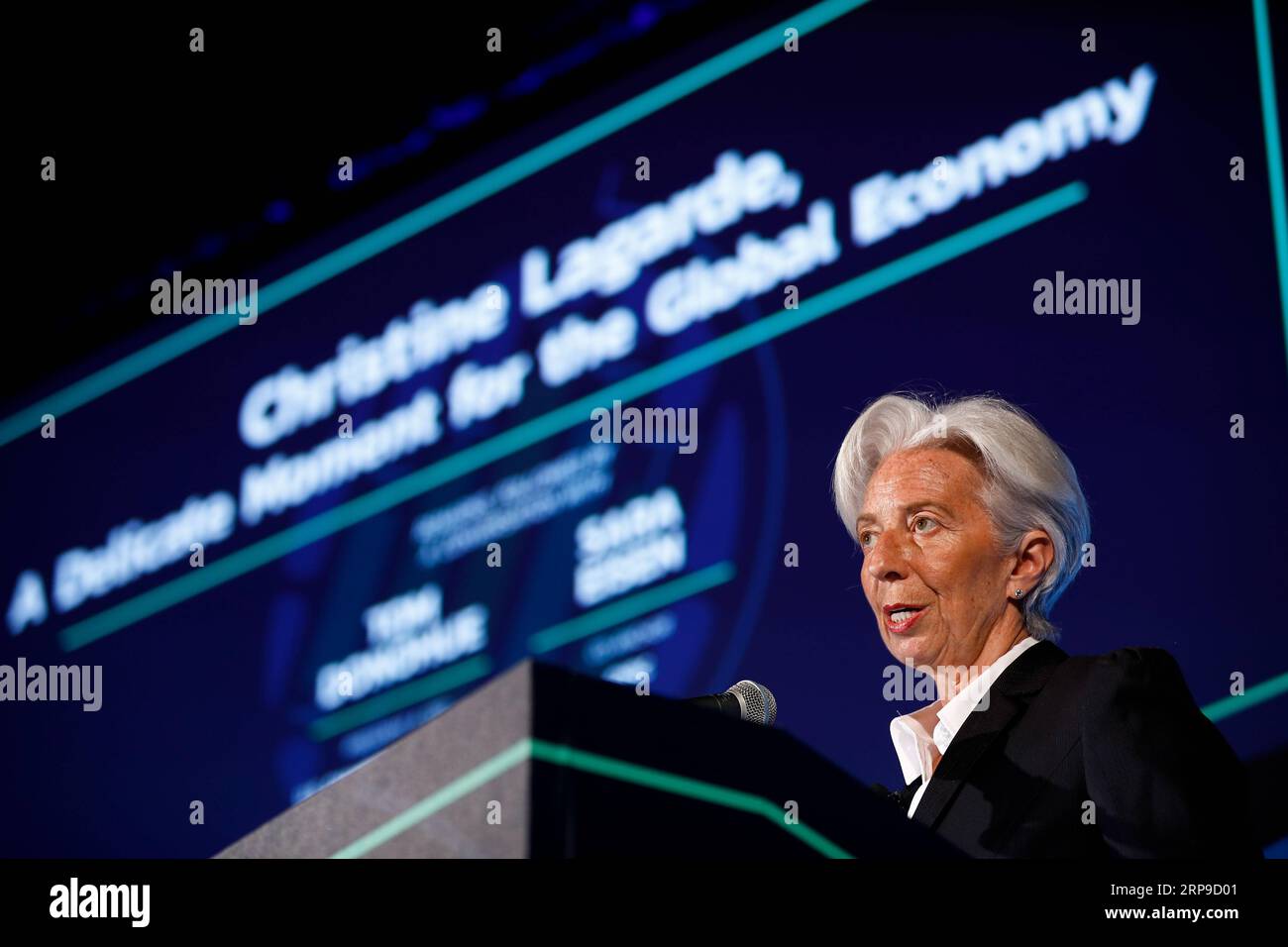 (190403) -- WASHINGTON D.C., 3 aprile 2019 (Xinhua) -- Amministratore delegato del Fondo monetario Internazionale (FMI) Christine Lagarde parla durante il 13 ° Annual Capital Markets Summit presso la sede della camera di commercio degli Stati Uniti a Washington D.C., negli Stati Uniti, 2 aprile 2019. Lagarde ha detto qui martedì che la sua istituzione prevede una decelerazione sincronizzata della crescita economica globale negli anni a venire. Ha anche affermato che l'imposizione di dazi all'importazione non eliminerà i deficit commerciali e causerà ferite potenzialmente autoinflitte. (Xinhua/Ting Shen) U.S.-WASHINGTON D.C.-FMI-GESTIONE DIRETTA Foto Stock