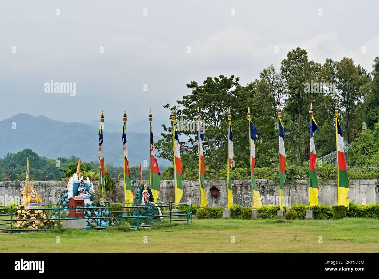 05.16.2023. Siliguri Bengala occidentale India Asia. statua del signore shiva posta in un prato all'interno di un monastero budhdhista Foto Stock