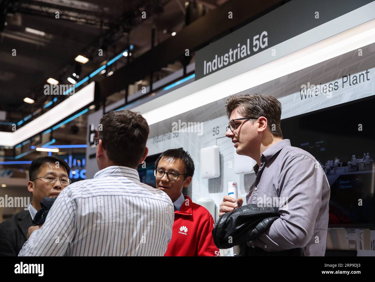 (190403) -- HANNOVER, 3 aprile 2019 (Xinhua) -- i membri dello staff presentano le applicazioni 5G industriali ai visitatori presso lo stand di Huawei durante la Fiera di Hannover 2019 ad Hannover, Germania, 3 aprile 2019. (Xinhua/Shan Yuqi) GERMANIA-HANNOVER FAIR-RETE 5G PUBLICATIONxNOTxINxCHN Foto Stock