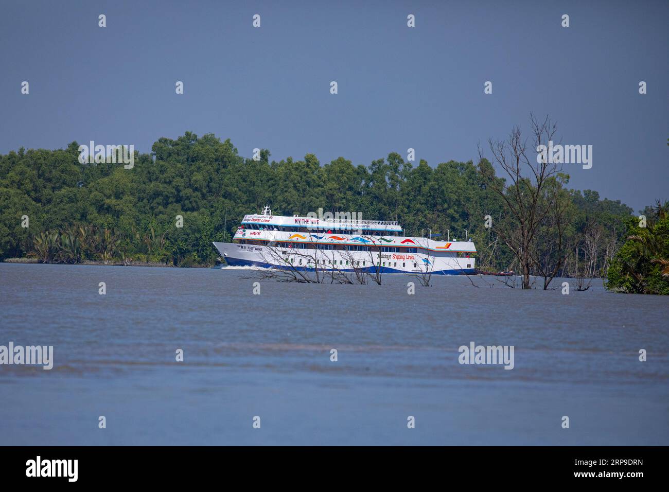 Sundarbans, Bangladesh: Una nave turistica a Sundarbans, la più grande foresta di mangrovie e patrimonio dell'umanità dell'UNESCO in Bangladesh. Foto Stock