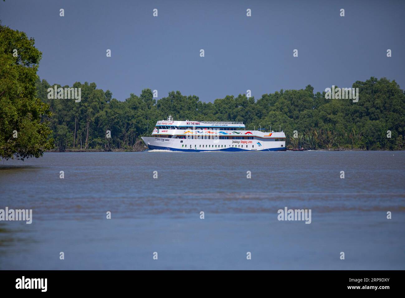 Sundarbans, Bangladesh: Una nave turistica a Sundarbans, la più grande foresta di mangrovie e patrimonio dell'umanità dell'UNESCO in Bangladesh. Foto Stock
