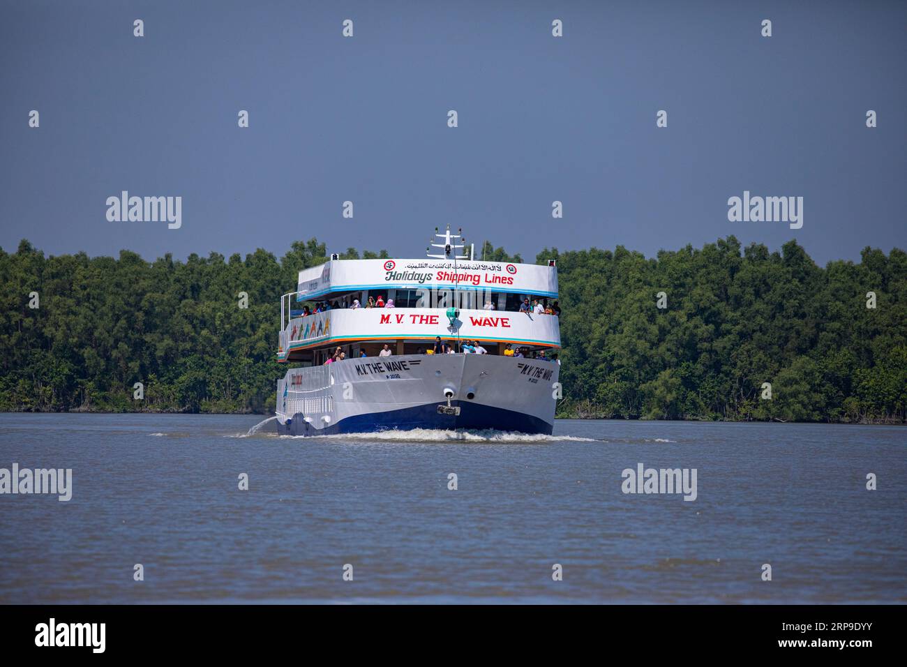 Sundarbans, Bangladesh: Una nave turistica a Sundarbans, la più grande foresta di mangrovie e patrimonio dell'umanità dell'UNESCO in Bangladesh. Foto Stock