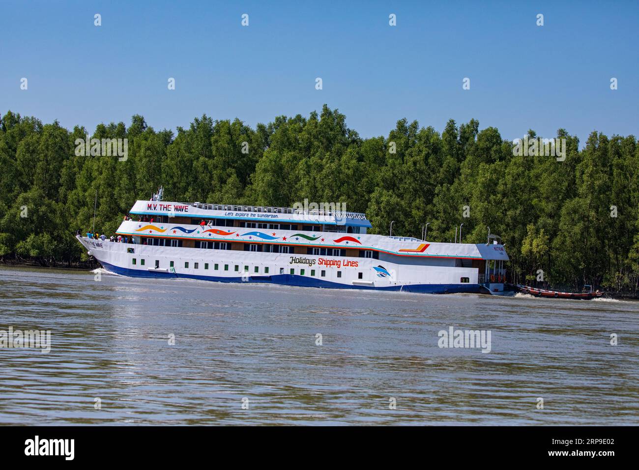 Sundarbans, Bangladesh: Una nave turistica a Sundarbans, la più grande foresta di mangrovie e patrimonio dell'umanità dell'UNESCO in Bangladesh. Foto Stock