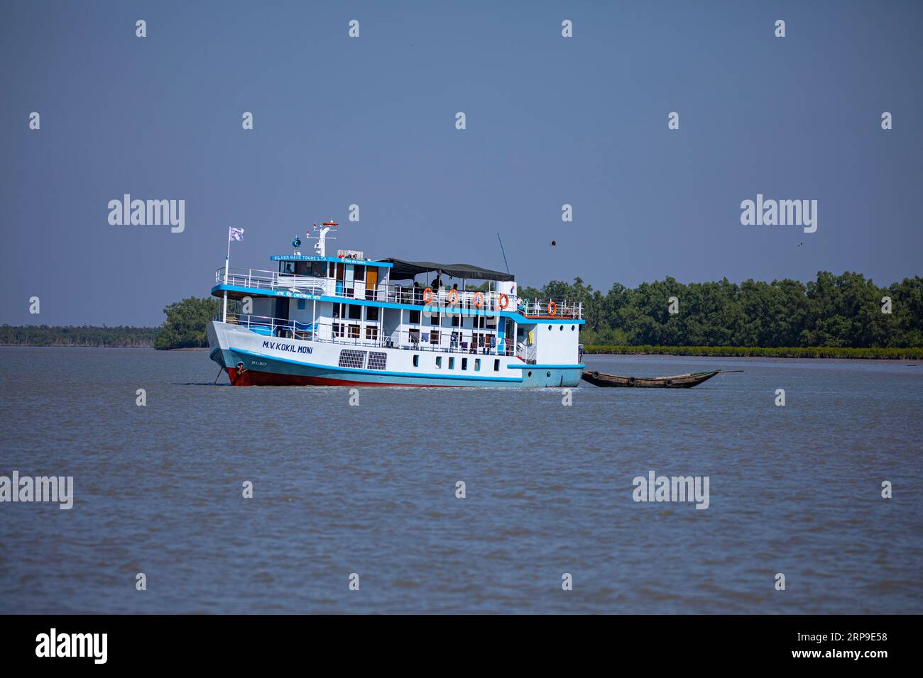 Sundarbans, Bangladesh: Una nave turistica a Sundarbans, la più grande foresta di mangrovie e patrimonio dell'umanità dell'UNESCO in Bangladesh. Foto Stock