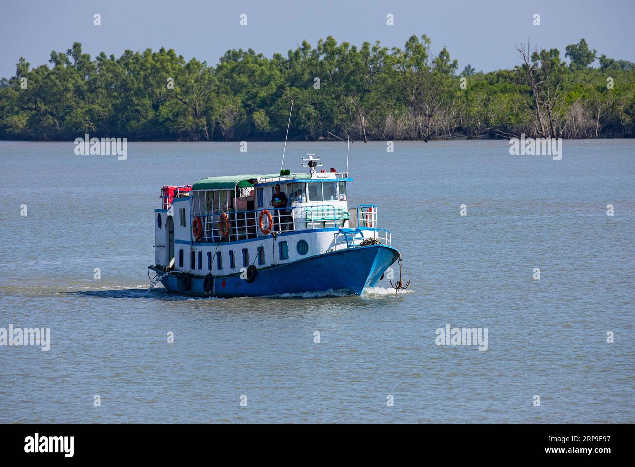 Sundarbans, Bangladesh: Una barca turistica a Sundarbans, la più grande foresta di mangrovie e patrimonio dell'umanità dell'UNESCO in Bangladesh. Foto Stock