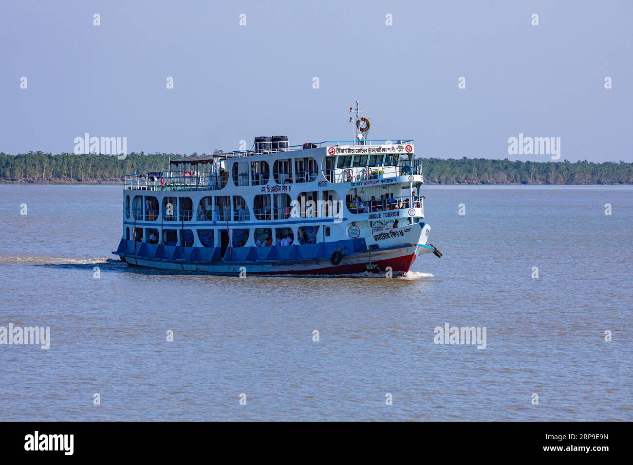 Sundarbans, Bangladesh: Una nave turistica a Sundarbans, la più grande foresta di mangrovie e patrimonio dell'umanità dell'UNESCO in Bangladesh. Foto Stock