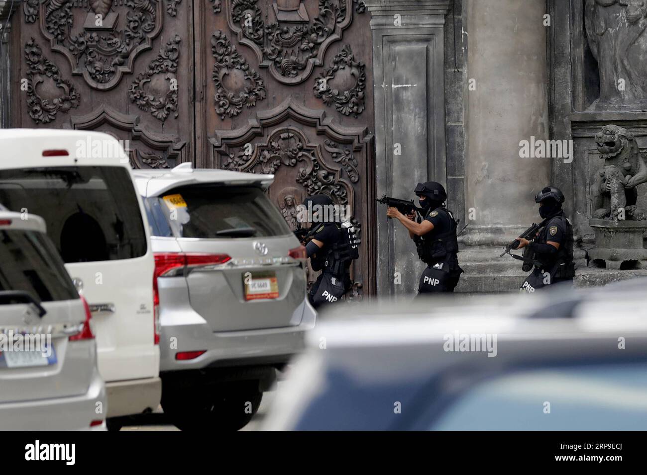 (190404) -- MANILA, 4 aprile 2019 -- i membri della polizia nazionale filippina armi e tattiche speciali (PNP-SWAT) partecipano a un'esercitazione antiterrorismo a Manila, Filippine, 4 aprile 2019. Le forze di sicurezza filippine hanno rafforzato la sicurezza dopo l'esplosione di mercoledì nella città insulana meridionale delle Filippine nella provincia di Sultan Kudarat che ha ferito almeno 18 persone, ha detto un generale militare giovedì. ) FILIPPINE-MANILA-ANTITERRORISMO TRAPANO ROUELLExUMALI PUBLICATIONxNOTxINxCHN Foto Stock