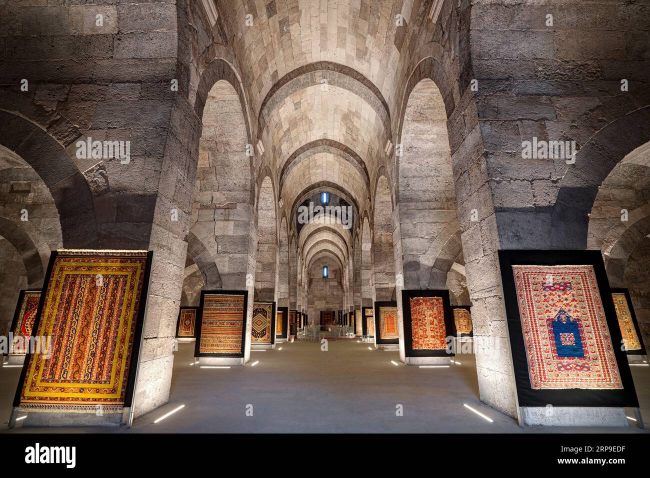 Sultan Han (Sultanhanı) Caravanserai. Cortile coperto (iwan), ora utilizzato per mostrare tappeti antichi. Aksaray, Turchia Foto Stock