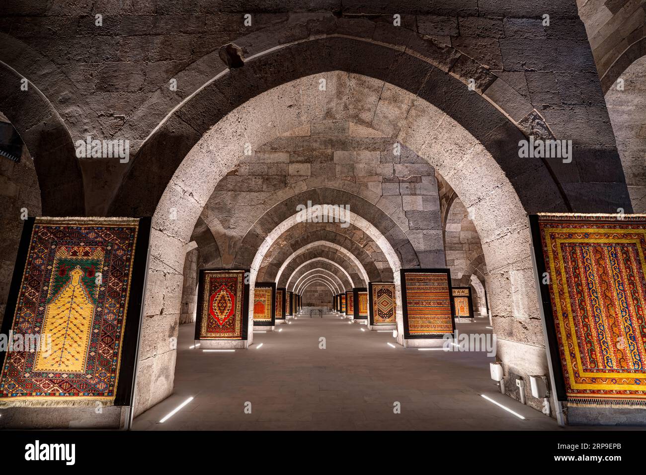 Sultan Han (Sultanhanı) Caravanserai. Cortile coperto (iwan), ora utilizzato per mostrare tappeti antichi. Aksaray, Turchia Foto Stock