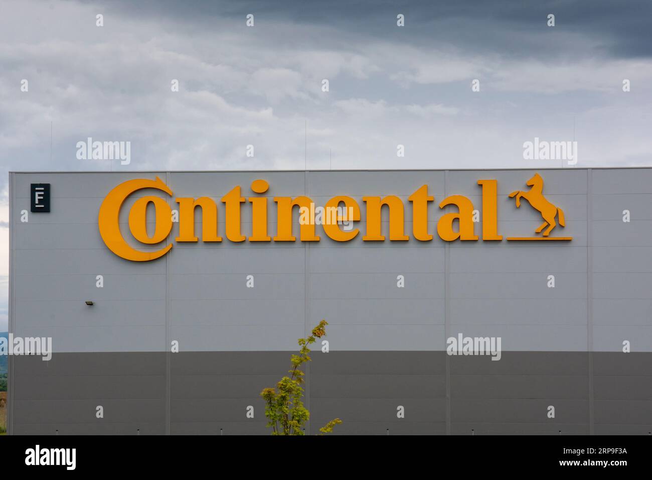 Bratislava, Slovacchia - 3 settembre 2023: Insegna continentale su un muro. Continental è il terzo più grande fornitore automobilistico al mondo. Foto Stock