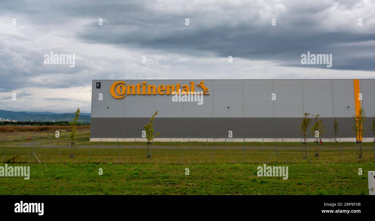 Bratislava, Slovacchia - 3 settembre 2023: Insegna continentale su un muro. Continental è il terzo più grande fornitore automobilistico al mondo. Foto Stock