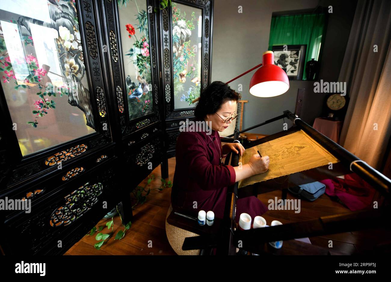(190405) -- SHIJIAZHUANG, 5 aprile 2019 (Xinhua) -- l'artigiana Liu Yuxia crea un lavoro di ricamo nel suo studio nel distretto di Qiaoxi di Shijiazhuang, nella provincia di Hebei della Cina settentrionale, 4 aprile 2019. Liu Yuxia è un erede del ricamo Xu, che è stato elencato come uno dei patrimoni culturali intangibili di Shijiazhuang nel 2018. Basandosi sulle tradizionali abilità di ricamo cinesi, le sue opere di stile unico presentano l'integrazione delle tecniche pittoriche cinesi e occidentali e la fotografia. (Xinhua/Chen Qibao) CHINA-SHIJIAZHUANG-RICAMO (CN) PUBLICATIONxNOTxINxCHN Foto Stock (190405) -- SHIJIAZHUANG, 5 aprile 2019 (Xinhua) -- l'artigiana Liu Yuxia crea un lavoro di ricamo nel suo studio nel distretto di Qiaoxi di Shijiazhuang, nella provincia di Hebei della Cina settentrionale, 4 aprile 2019. Liu Yuxia è un erede del ricamo Xu, che è stato elencato come uno dei patrimoni culturali intangibili di Shijiazhuang nel 2018. Basandosi sulle tradizionali abilità di ricamo cinesi, le sue opere di stile unico presentano l'integrazione delle tecniche pittoriche cinesi e occidentali e la fotografia. (Xinhua/Chen Qibao) CHINA-SHIJIAZHUANG-RICAMO (CN) PUBLICATIONxNOTxINxCHN Foto Stock