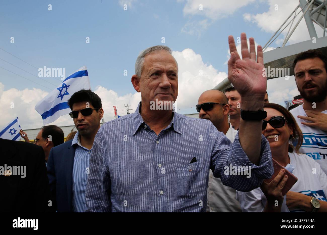 190405 -- RECHOVOT, 5 aprile 2019 -- Benny Gantz C, uno dei leader dell'alleanza politica Blu e Bianca, partecipa a una campagna elettorale nei pressi di Rechovot, Israele, il 5 aprile 2019. Gil Cohen Magen ISRAEL-RECHOVOT-ELECTION CAMPAIGN-BENNY GANTZ guoyu PUBLICATIONxNOTxINxCHN Foto Stock