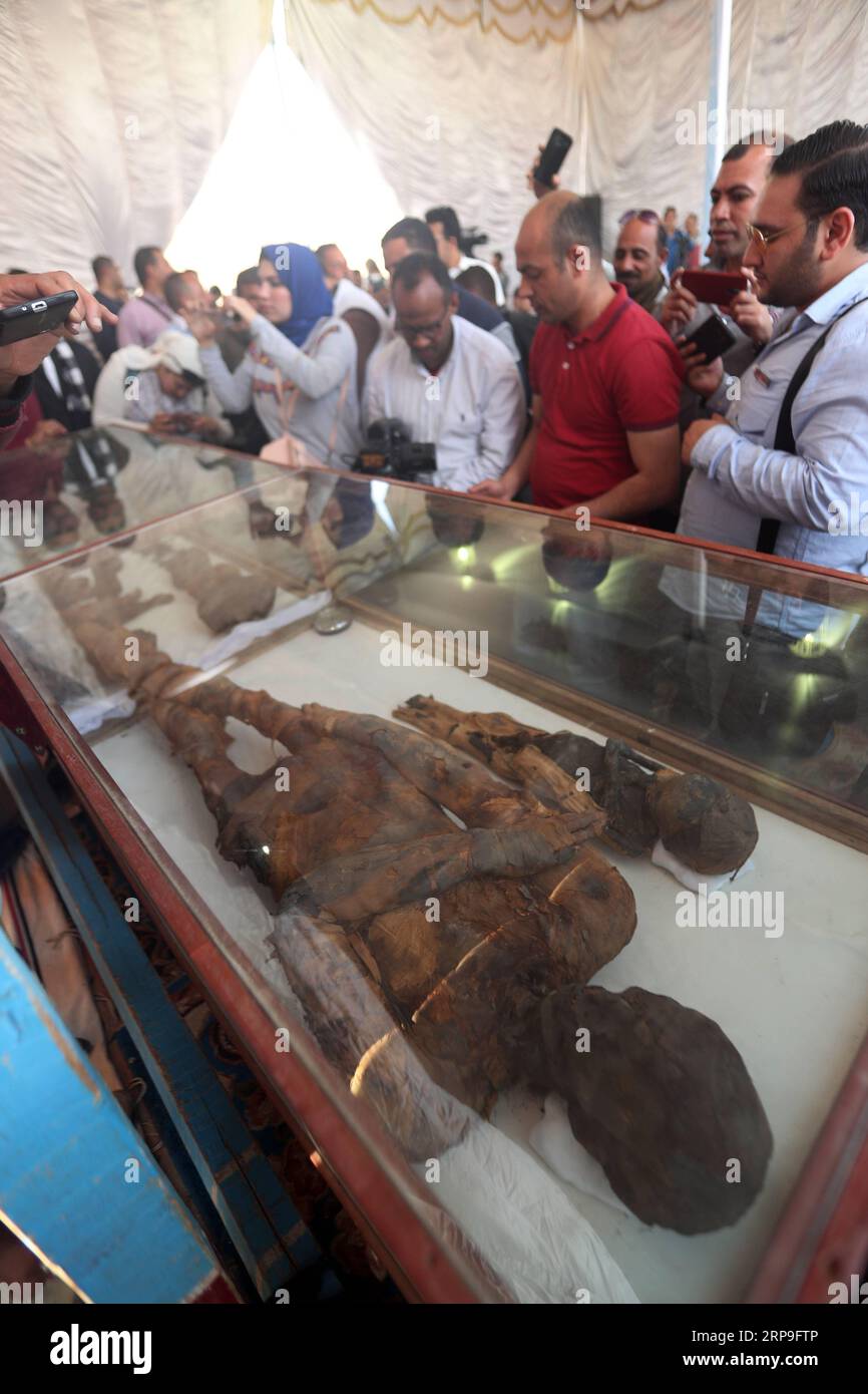 (190405) -- SOHAG (EGITTO), 5 aprile 2019 -- foto scattata il 5 aprile 2019 mostra le mummie scoperte in una tomba a Sohag, in Egitto. Il ministro egiziano delle antichità ha annunciato venerdì la scoperta di una tomba, risalente all'epoca tolemaica che si estende dal 305 a.C. al 30 a.C., nella provincia di Sohag a sud della capitale il Cairo. ) EGYPT-SOHAG-PTOLEMAICO-ERA TOMB-DISCOVERY AHMEDXGOMAA PUBLICATIONXNOTXINXCHN Foto Stock