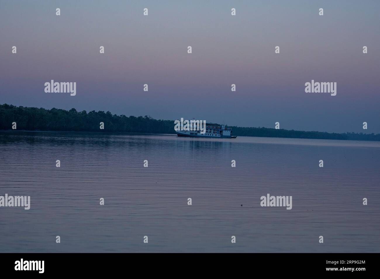 Sundarbans, Bangladesh: Una nave turistica a Sundarbans, la più grande foresta di mangrovie e patrimonio dell'umanità dell'UNESCO in Bangladesh. Foto Stock