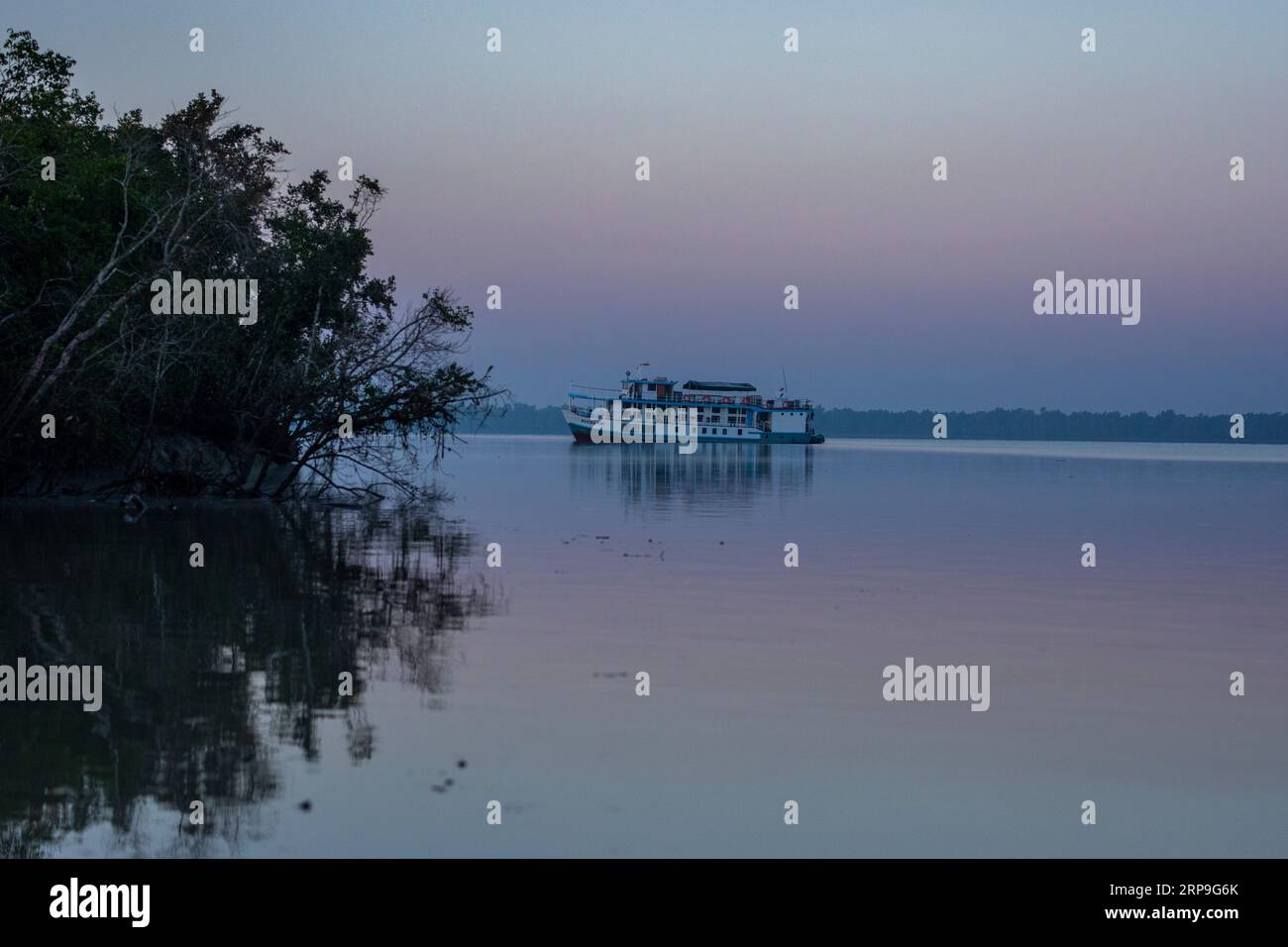 Sundarbans, Bangladesh: Una nave turistica a Sundarbans, la più grande foresta di mangrovie e patrimonio dell'umanità dell'UNESCO in Bangladesh. Foto Stock