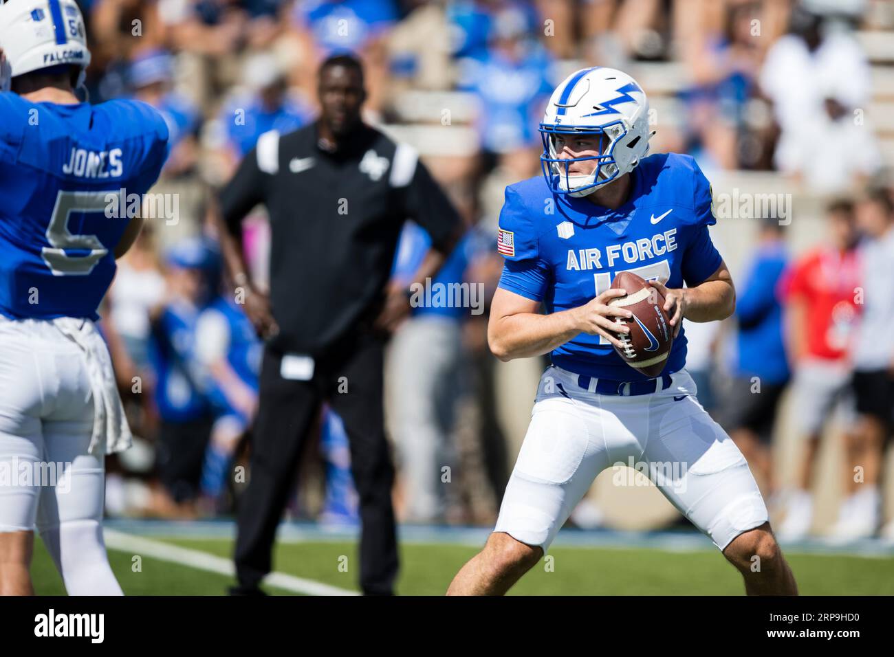 2 settembre 2023: Il quarterback dell'Air Force Cannon Turner (17) pratica durante una partita di football NCAA della stagione regolare tra i Robert Morris Colonials e gli Air Force Falcons il 2 settembre 2023 al Falcon Stadium nella United States Air Force Academy, CO.. Mat Gdowski/CSM (immagine di credito: © Mat Gdowski/Cal Sport Media) Foto Stock