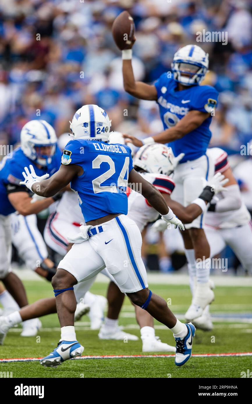 2 settembre 2023: Il quarterback dell'Air Force Zac Larrier (9) lancia la palla al tailback John Lee Eldridge III (24) durante una partita di football NCAA della stagione regolare tra i Robert Morris Colonials e gli Air Force Falcons il 2 settembre 2023, al Falcon Stadium nella United States Air Force Academy, CO.. Mat Gdowski/CSM Foto Stock