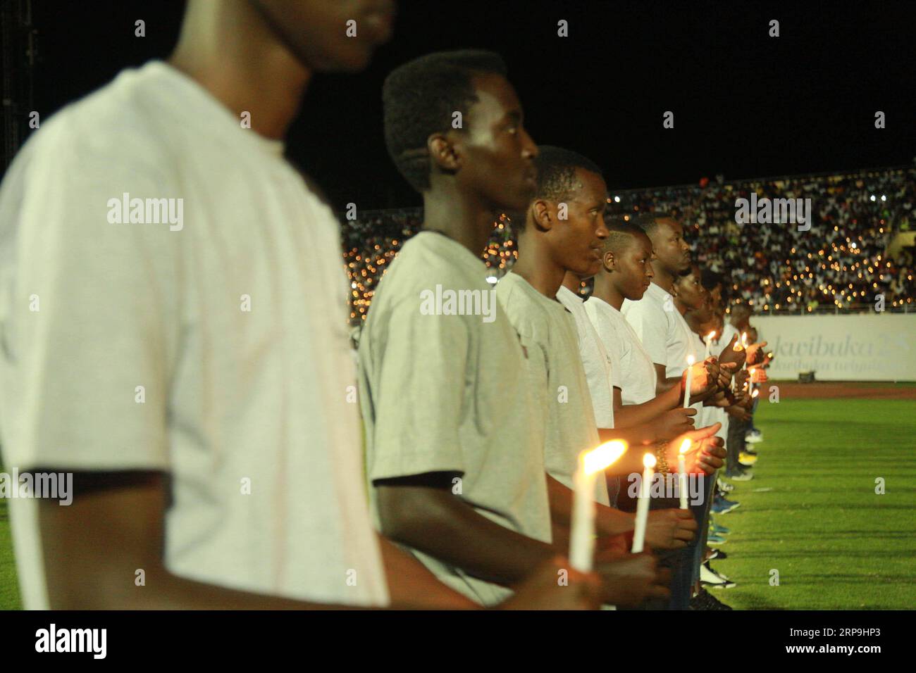 (190407) -- KIGALI, 7 aprile 2019 -- i giovani ruandesi tengono le candele in una veglia notturna per commemorare il 25° anniversario del genocidio del 1994, a Kigali, capitale del Ruanda, il 7 aprile 2019. I ruandesi di domenica hanno iniziato la commemorazione per celebrare il 25° anniversario del genocidio del 1994 che ha lasciato oltre 1 milione di morti, principalmente etnici tutsi, con il presidente Paul Kagame che chiede continui sforzi per trasformare il paese. ) RWANDA-KIGALI-GENOCIDIO-COMMEMORAZIONE CyrilxNdegeya PUBLICATIONxNOTxINxCHN Foto Stock