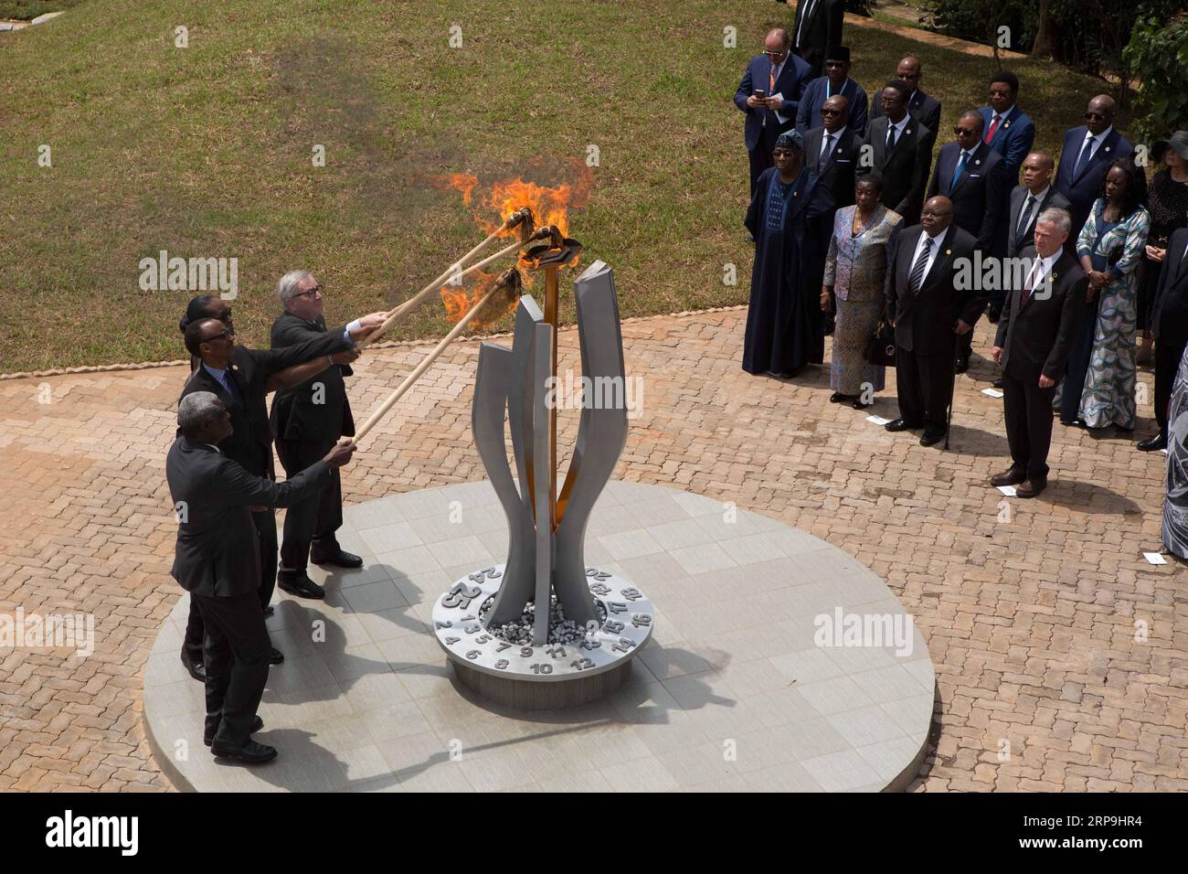 (190408) -- PECHINO, 8 aprile 2019 (Xinhua) -- il presidente ruandese Paul Kagame, sua moglie Jeannette Kagame, il presidente della Commissione dell’Unione africana Moussa Faki Mahamat e il presidente della Commissione europea Jean-Claude Juncker accendono la fiamma della memoria al Kigali Genocide Memorial durante la commemorazione del 25° anniversario del genocidio ruandese del 1994 contro Tutsi a Kigali, capitale del Ruanda, il 7 aprile 2019. (Xinhua/Gabriel Dusabe) XINHUA FOTO DEL GIORNO PUBLICATIONxNOTxINxCHN Foto Stock