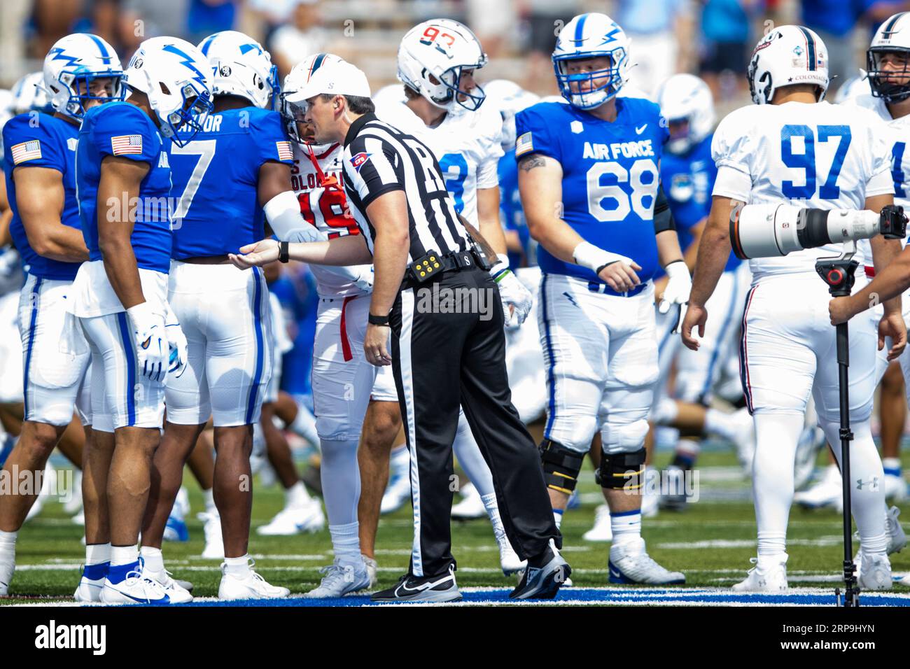 02 settembre 2023: L'arbitro Nolan Dumas mostra all'Air Force lo spur Camby Goff (11) la moneta per il lancio durante una partita di football NCAA della stagione regolare tra i Robert Morris Colonials e gli Air Force Falcons il 2 settembre 2023, al Falcon Stadium nella United States Air Force Academy, CO.. Mat Gdowski/CSM Foto Stock