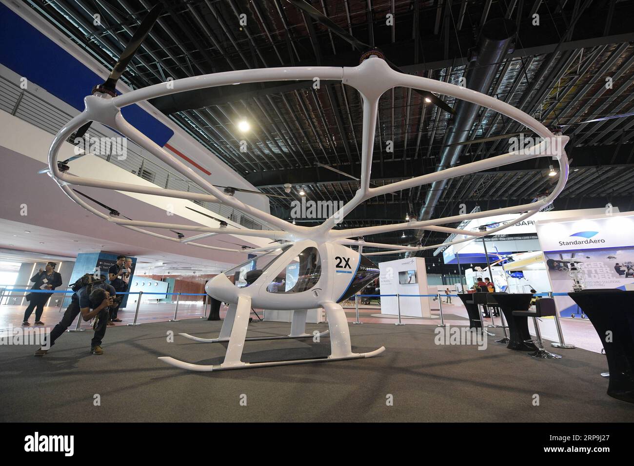 (190408) -- SINGAPORE, 8 aprile 2019 -- Un velivolo Volocopter è in mostra in anteprima ai media di una mostra di rotori e sistemi senza equipaggio al Changi Exhibition Centre (CEC) di Singapore, 8 aprile 2019. La mostra si terrà presso il CEC dal 9 all'11 aprile. ) SINGAPORE-ROTORCRAFT ASIA 2019 & UNMANNED SYSTEMS ASIA 2019 THENXCHIHXWEY PUBLICATIONXNOTXINXCHN Foto Stock