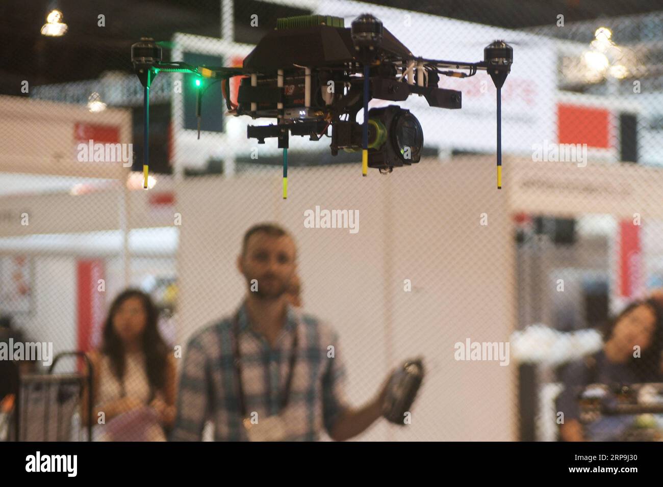 (190408) -- SINGAPORE, 8 aprile 2019 -- Un drone vola per una dimostrazione all'anteprima mediatica di una mostra di rotori e sistemi senza equipaggio al Changi Exhibition Centre (CEC) di Singapore, 8 aprile 2019. La mostra si terrà presso il CEC dal 9 all'11 aprile. ) SINGAPORE-ROTORCRAFT ASIA 2019 & UNMANNED SYSTEMS ASIA 2019 THENXCHIHXWEY PUBLICATIONXNOTXINXCHN Foto Stock