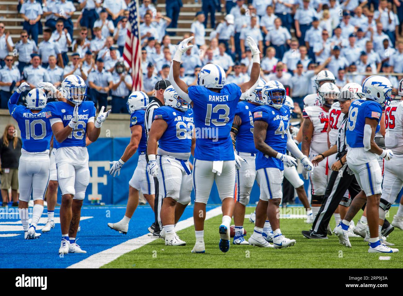 2 settembre 2023: il defensive end dell'Air Force PJ Ramsey (13) e la difesa dell'Air Force celebrano una linea di goal durante una partita di football NCAA della stagione regolare tra i Robert Morris Colonials e gli Air Force Falcons il 2 settembre 2023, al Falcon Stadium nella United States Air Force Academy, CO.. Mat Gdowski/CSM Foto Stock