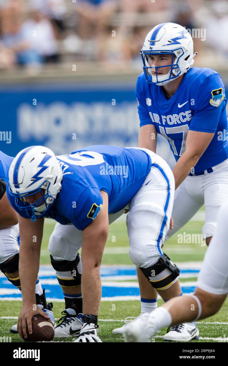 2 settembre 2023: Il quarterback dell'Air Force Cannon Turner (17) scatta una foto durante una partita di football NCAA della stagione regolare tra i Robert Morris Colonials e gli Air Force Falcons il 2 settembre 2023, al Falcon Stadium nella United States Air Force Academy, CO.. Mat Gdowski/CSM Foto Stock