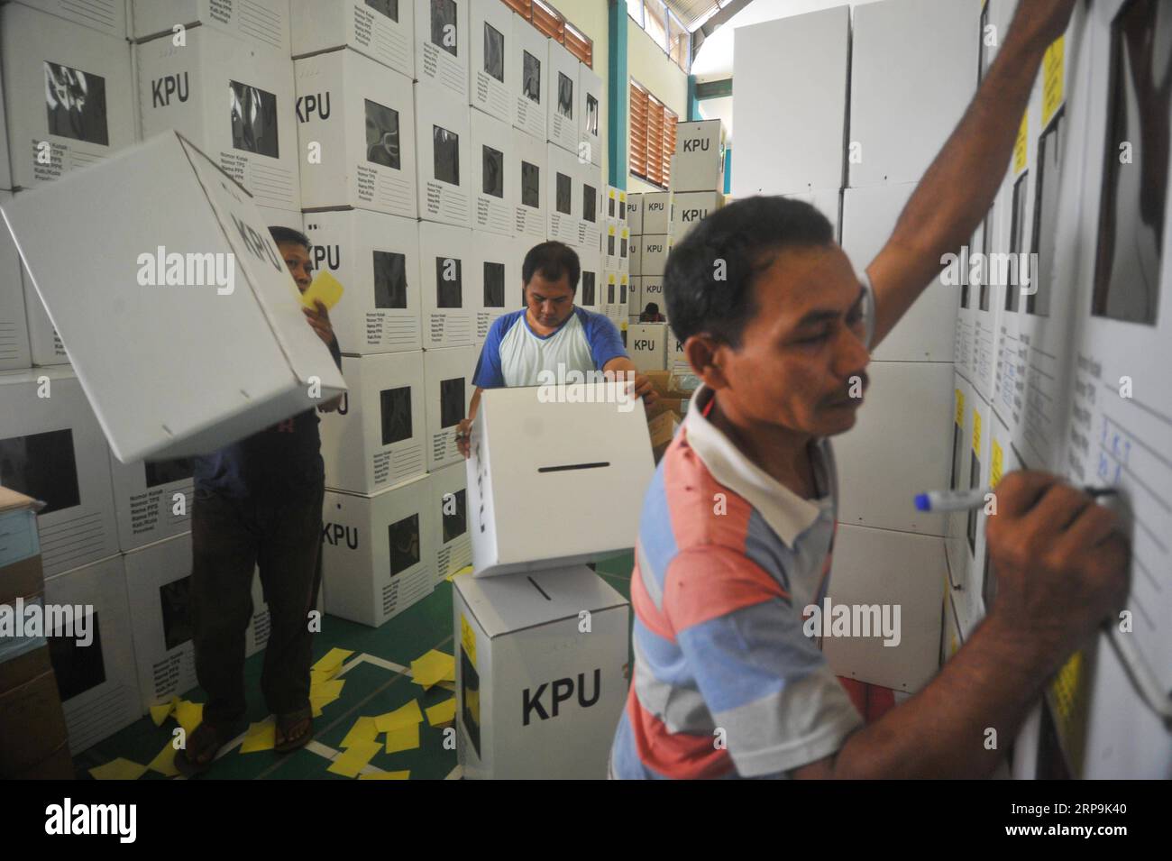 (190410) -- TANGERANG, 10 aprile 2019 -- i volontari elettorali preparano le urne a Tangerang, provincia di Banten, Indonesia, 10 aprile 2019. L'Indonesia terrà le elezioni presidenziali e parlamentari il 17 aprile. ) INDONESIA-BANTEN-PREPARAZIONE ALLE ELEZIONI PRESIDENZIALI Zulkarnain PUBLICATIONxNOTxINxCHN Foto Stock