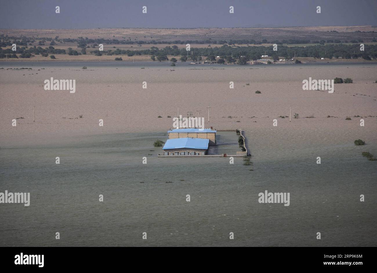 (190410) -- KHUZESTAN, 10 aprile 2019 -- Una fabbrica circondata da inondazioni è stata osservata nella provincia di Khuzestan, nel sud-ovest dell'Iran, il 9 aprile 2019. Le pesanti calate e le massicce inondazioni nella maggior parte delle parti della provincia sudoccidentale iraniana del Khuzestan hanno raggiunto un livello allarmante. ) IRAN-KHUZESTAN-INONDAZIONE AhmadxHalabisaz PUBLICATIONxNOTxINxCHN Foto Stock