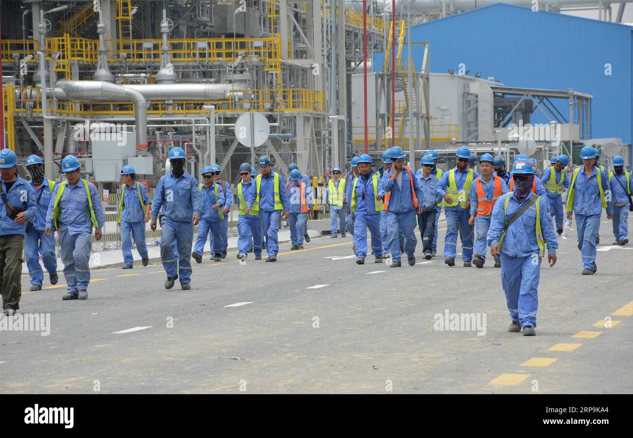 (190410) -- GOVERNATORATO DI AL AHMADI, 10 aprile 2019 -- dipendenti della China Petrochemical Corporation (Sinopec) Fifth Construction Company Walk at the Construction site of the Kuwait New Refinery Project in al Ahmadi Governorate, Kuwait, 7 aprile 2019. IN LINEA CON le caratteristiche: La raffineria di petrolio cinese costruisce un marchio cinese in Kuwait KUWAIT-AL AHMADI GOVERNORATE-REFINERY PROJECT-SINOPEC NiexYunpeng PUBLICATIONxNOTxINxCHN Foto Stock