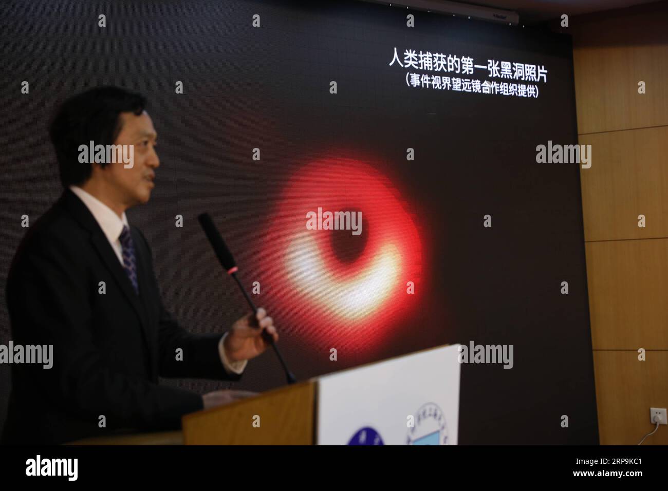 (190410) - SHANGHAI, 10 aprile 2019 (Xinhua) - Shen Zhiqiang, capo dell'Osservatorio Astronomico di Shanghai (SAO), presiede una conferenza stampa per pubblicare la prima immagine di un buco nero supermassiccio nel cuore della lontana galassia M87, nella Shanghai orientale della Cina, 10 aprile 2019. L'immagine del buco nero, basata sulle osservazioni attraverso l'Event Horizon Telescope (EHT), un array su scala planetaria di otto radiotelescopi a terra forgiati attraverso la collaborazione internazionale, è stata svelata in conferenze stampa coordinate in tutto il mondo intorno alle 21:00 (ora di Pechino) di mercoledì. T Foto Stock