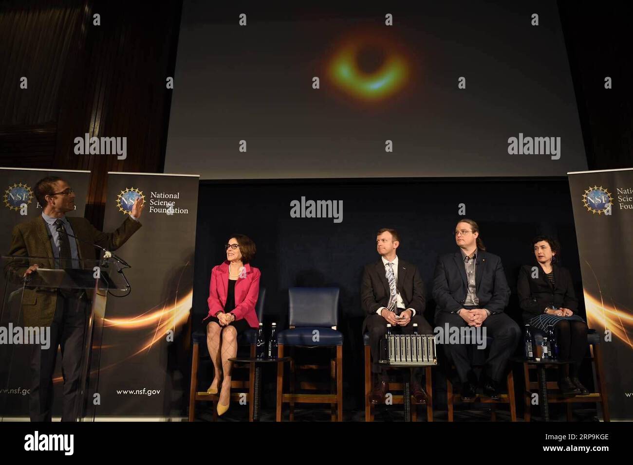 (190410) -- WASHINGTON, 10 aprile 2019 -- foto scattata il 10 aprile 2019 mostra una conferenza stampa tenuta dal progetto Event Horizon Telescope (EHT) e dalla National Science Foundation (NSF) sul risultato EHT a Washington D.C., Stati Uniti. Gli astronomi hanno detto qui mercoledì che hanno catturato la prima immagine di un buco nero, rivelando la prima prova visiva diretta di un oggetto cosmico inseminabile e la sua ombra. U.S.-WASHINGTON D.C.-BLACK HOLE-CONFERENZA STAMPA LIUXJIE PUBLICATIONXNOTXINXCHN Foto Stock