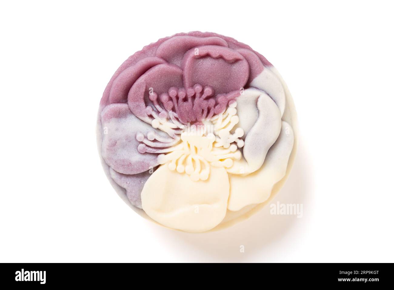 vista dall'alto elegante e bellissima torta luna dai colori viola e bianco a forma di fiore su sfondo bianco Foto Stock
