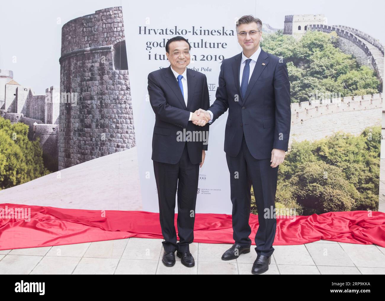 (190410) -- ZAGABRIA, 10 aprile 2019 -- il Premier cinese li Keqiang (L) e il primo ministro croato Andrej Plenkovic partecipano alla cerimonia di apertura dell'anno del turismo tra Cina e Croazia a Zagabria, Croazia, 10 aprile 2019. I due leader hanno inaugurato l'anno del Turismo. ) CROAZIA-ZAGABRIA-CINA-LI KEQIANG-ANNO DELLA CERIMONIA DI APERTURA DEL TURISMO HUANGXJINGWEN PUBLICATIONXNOTXINXCHN Foto Stock